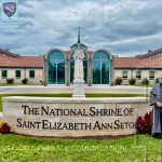 Fray Juan Alonzo frente al Santuario de Santa Isabel Ana Seton