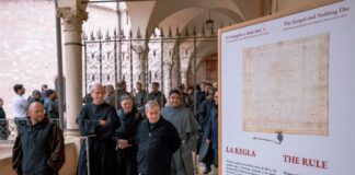Assisi: Opening of “The Gospel and Nothing Else” Exhibition Nel pomeriggio di Martedì 23 Maggio 2023, vigilia della Festa della Dedicazione della Basilica, alla presenza di oltre un centinaio di persone, soprattutto confratelli francescani dei diversi Ordini presenti in Assisi, è stata inaugurata nel piano superiore del Chiostro Sisto IV della Basilica San Francesco la mostra “Il Vangelo e nient’altro”
L’evento è stato realizzato in occasione delle celebrazioni per l’ottavo centenario della conferma dell’approvazione della Regola francescana, avvenuta nel 1223 attraverso la bolla pontificia Solet annuere di Papa Onorio III.
Come ha spiegato il Custode Fra Marco MORONI, la mostra è opera corale di alcuni frati del Sacro Convento e consta di una ventina di pannelli con fotografie e didascalie tradotte anche in inglese e in spagnolo. Ripercorre alcuni dei temi presenti nella Regola, e offre l’opportunità di conoscere la vita dei frati francescani che hanno ancora oggi la stessa Regola come base per la propria esistenza e le proprie scelte. I temi della povertà, della minorità, del lavoro, della missione, della fraternità ecc., sono declinati in modo che possano essere utili non solo ai frati, ma anche a tutti coloro che desiderano conoscere e vivere secondo la spiritualità di San Francesco.
Le didascalie, volutamente brevi, si prestano ad essere lette anche da parte dei numerosi visitatori di passaggio in Basilica, che in un tempo limitato possono comunque venire a conoscenza del prezioso contenuto della Regola. La mostra rimarrà allestita fino alla fine dell’anno e può essere visitata negli orari di apertura della Basilica. È anche possibile che altri Conventi la riproducano, basta richiedere i file di stampa, perché sia maggiormente diffusa e conosciuta.
La mostra in qualche modo si estende con il suo “pezzo forte” nella chiesa superiore della Basilica, dove nell’abside, è esposta la pergamena originale bollata da Papa Onorio III, oggetto di fondamentale importanza storica, custodito dai frati del Sacro Convento come una preziosa reliquia che passò per le mani di San Francesco, dove raccolse quello che lui chiamava il “midollo del Vangelo”. Il Vangelo e nient’altro, ovvero la sintesi del messaggio francescano.
I frati del Sacro Convento