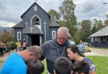 Wierni z Swannanoa w smutku przyjmują biskupa Swannanoa