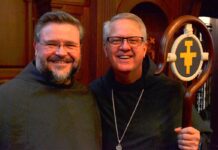 USA: pastorał dla bp. Michaela T. MARTIN Bishop Martin & Friar Tremblay