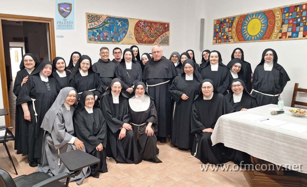 Gruppo delle sorelle con il Ministro Generale fra Carlos